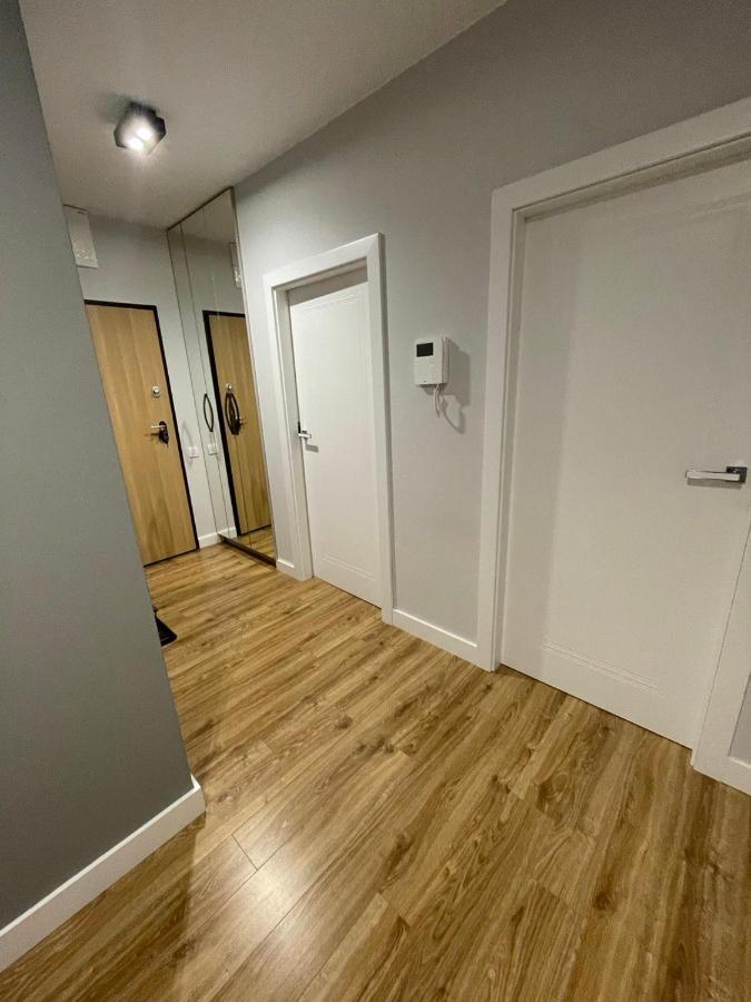 Fajny Apartament Z Parkingiem, Obok Metra. Varsó Kültér fotó