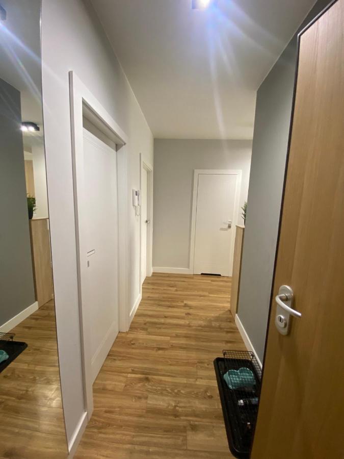 Fajny Apartament Z Parkingiem, Obok Metra. Varsó Kültér fotó